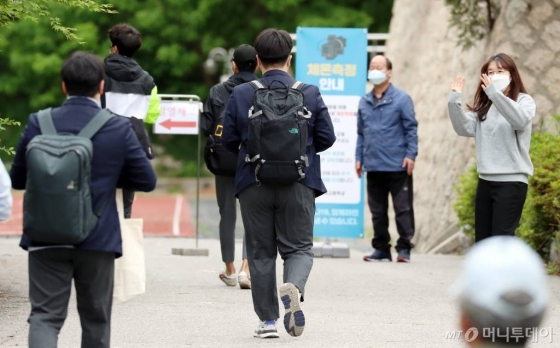 코로나19 여파로 80일 만에 등교수업이 시작된 20일 서울 종로구 경복고등학교에서 한 선생님이 등교하는 3학년 학생들을 향해 반갑게 인사하고 있다. / 사진=이기범 기자 leekb@