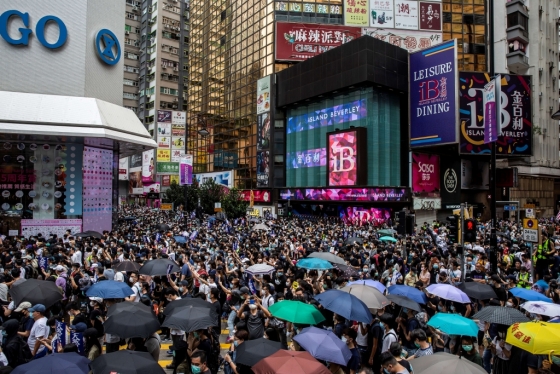 24일 홍콩 코즈웨이베이에서 우산을 든 시민들이 홍콩보안법에 맞서 반중시위를 벌이고 있다. /사진=AFP