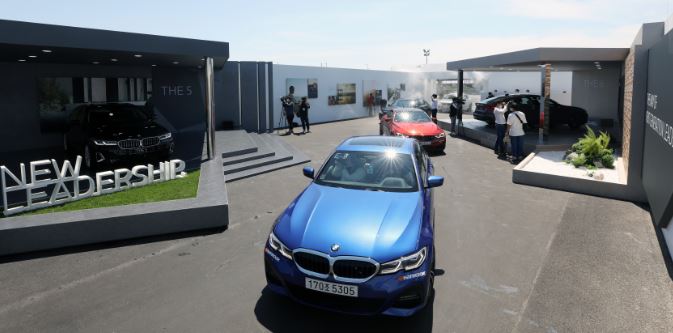 (인천=뉴스1) 황기선 기자 = 27일 오전 인천 중구 영종도 BMW 드라이빙 센터에서 열린 'BMW THE 5 & THE 6 월드 프리미어 런칭행사'가 '드라이브 스루' 방식으로 진행되고 있다. 이날 행사에서는 BMW는 신형 5시리즈와 6시리즈를 세계 최초로 공개했다. 2020.5.27/뉴스1