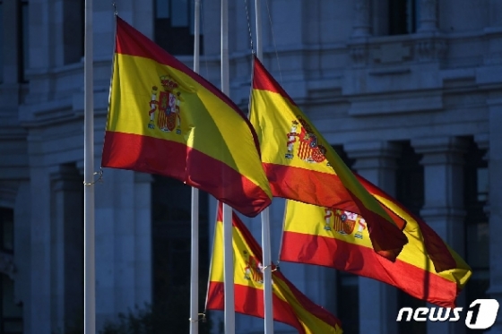 조기로 게양된 스페인 국기 © AFP=뉴스1