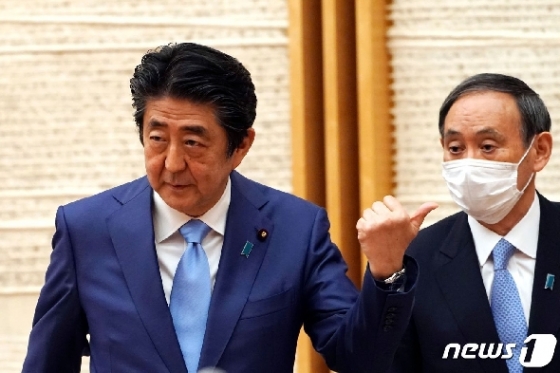 5월4일 도쿄 총리 관저에서 기자회견을 하는 아베 신조 일본 총리(왼쪽)와 스가 요시히데 관방장관. © AFP=뉴스1