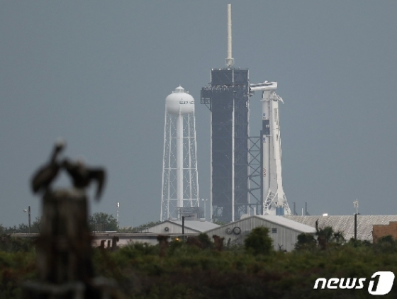 27일(현지시간) 미국 플로리다주 케네디 우주센터 39A 발사대에 '팰콘9' 로켓이 장착된 스페이스X의 유인우주선 크루드래곤이 대기하고 있다. © AFP=뉴스1