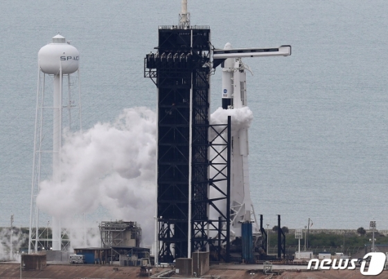 27일(현지시간) 스페이스X의 첫 유인우주선 '크루드래곤'이 미국 플로리다주 케네디 우주센터에서 발사를 위해 대기하고 있다. /AFP=뉴스1