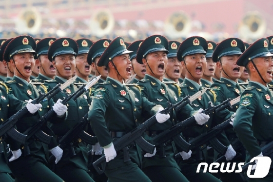 1일 천안문에서 열린 건국 70주년 열병식에서 군인들이 구호를 외치고 있다. © 로이터=뉴스1 © News1 박형기 기자
