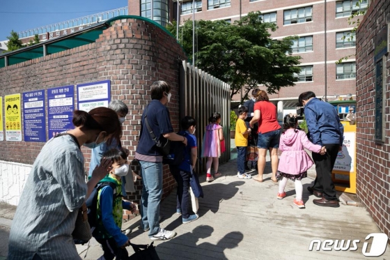 지난 27일 오전 서울 성북구 정덕초등학교 인근에서 학생들이 등교하고 있다. (사진은 기사 내용과 무관)