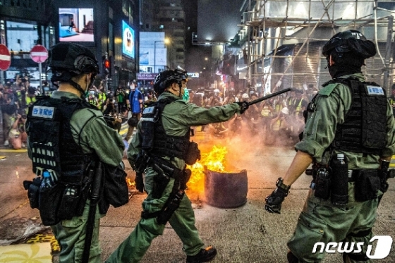 27일 홍콩 카우룽반도 몽콕에 설치된 바리케이드 앞에서 경찰과 시위대가 대치하고 있다.  © AFP=뉴스1