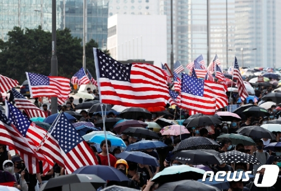 지난해 9월 15일 홍콩 시위대가 성조기와 우산을 들고 행진을 하고 있다. © 로이터=뉴스1 © News1 우동명 기자