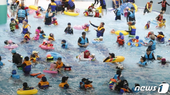 대전 서구 남선공원종합체육관 내 실내수영장을 찾은 시민들이 물놀이를 하며 더위를 식히고 있다. /사진=뉴스1