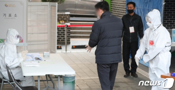 (서울=뉴스1) 허경 기자 = 제21대 국회의원 선거 투표일인 15일 서울 가회동 주민센터행정복지센터에 마련된 신종 코로나바이러스 감염증(코로나19) 자가격리자 투표소에서 유권자가 투표를 하고 있다. 2020.4.15/뉴스1