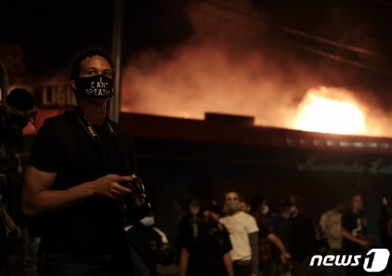 29일 미네소타주 세인트폴의 경찰서가 시위대가 놓은 불에 타고 있다. © AFP=뉴스1
