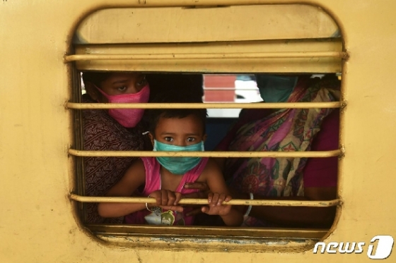 인도의 콜카타역에 환자와 친지들이 벨로르에서 치료를 받고 왔다. © AFP=뉴스1 © News1 우동명 기자