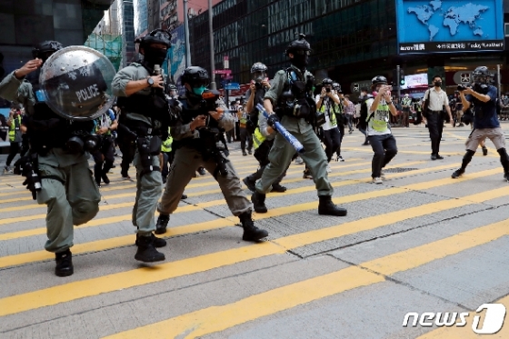 27일 홍콩 경찰이 센트럴 거리에서 국가법 통과에 반대하는 시위자들을 진압하고 있다. © 로이터=뉴스1
