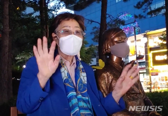 일본군 위안부 피해자 이용수 할머니가 지난 27일 대구에서 열린 수요시위에 참석하고 있다. 이 행사는 이용수 할머니의 2차 기자회견 후 대구지역에서 처음으로 열린 수요시위였다. / 사진 제공=뉴시스