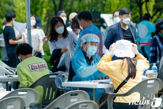 [사진] 여의도 학원강사 쿠팡발 '감염', 진료소 찾은 시민들