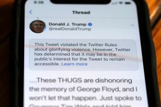트위터가 도널드 트럼프 미국 대통령의 게시물에 경고문을 붙인 모습. /사진=AFP