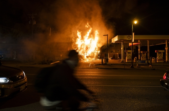 미니애폴리스 한 주유소가 불타고 있다. /사진=AFP