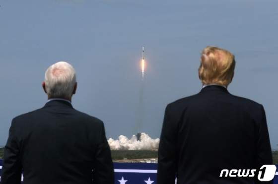 30일(현지시간) 도널드 트럼프 대통령과 마이크 펜스 부통령이 스페이스X  우주선 발사장면을 지켜보고 있다. © 로이터=뉴스1 © News1 박형기 기자