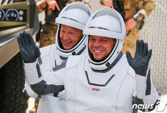 인류 최초의 민간 유인유주선인 스페이스X의 크루 드래곤에 탑승한 우주인들. © 로이터=뉴스1 © News1 박형기 기자