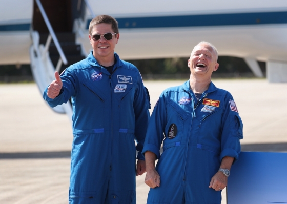 미국항공우주국(NASA)의 우주비행사 더그 헐리(오른쪽)와 밥 벤켄이 지난 5월20일 플로리다주 케네디우주센터에 도착한 후 함께 포즈를 취하고 있다. /사진=AFP