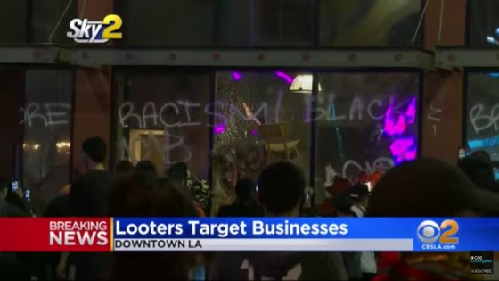 LA에서 시위를 틈타 약탈을 시도하는 모습. /사진=CBS뉴스 캡처.