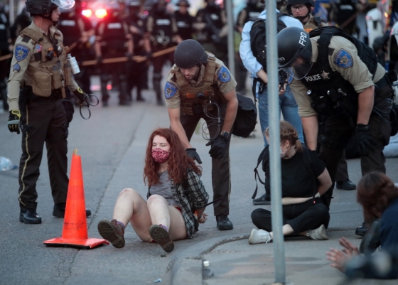 미 경찰이 미네소타 주 미니애폴리스에서 시위자들을 체포하고 있다./사진=AFP