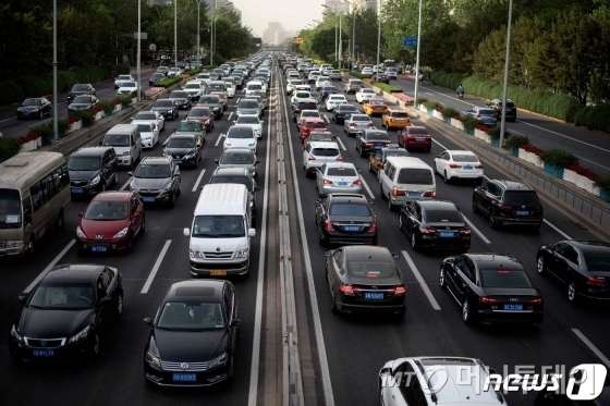 (베이징 AFP=뉴스1) 우동명 기자 = 12일(현지시간) 코로나19가 한풀 꺾인 베이징의 출근길 도로에 차량이 대거 몰려 체증을 빚고 있다.  ⓒ AFP=뉴스1  
