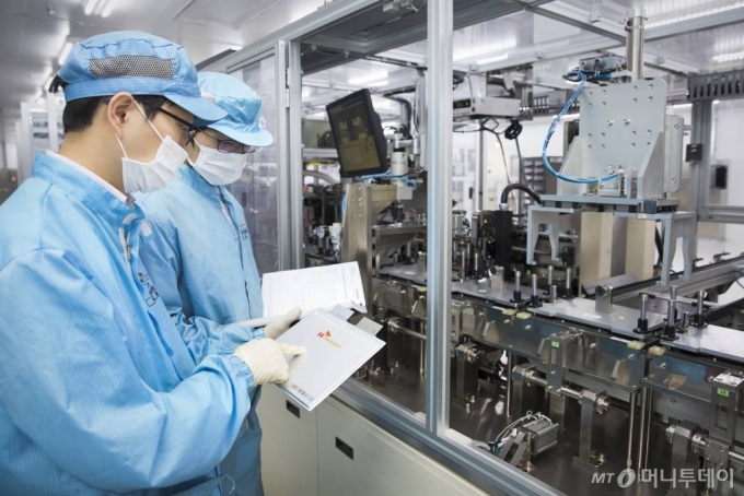 SK이노베이션 서산공장 전기차 배터리 생산라인에서 직원들이 생산된 배터리 셀을 검사하고 있다. / 사진제공=SK이노베이션