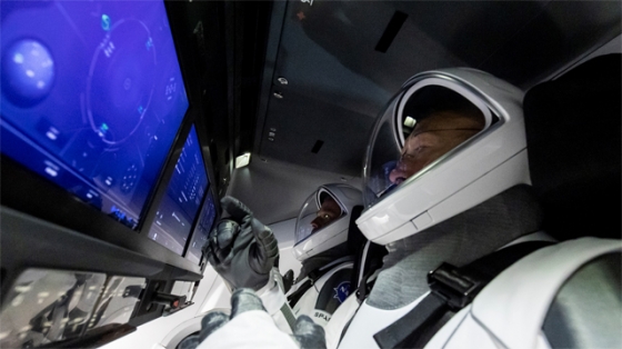 NASA 우주비행사들이 크루 드래건 내부와 비슷한 시뮬레이터에서 훈련을 받는 모습/사진=스페이스X 