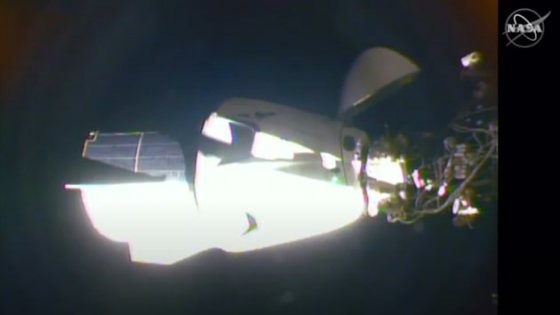 스페이스X 로켓이 쏘아 올린 미국의 첫 민간 유인우주선 ‘크루 드래건’이 국제우주정거장(ISS)에 도킹했다./사진=NASA(미 항공우주국)