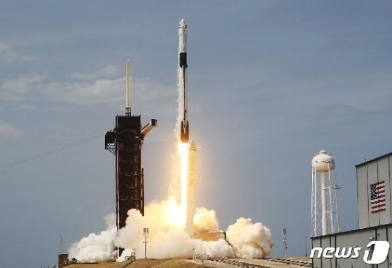 민간 우주기업 스페이스X의 유인우주선 '크루 드래건'이 '팰컨9' 로켓에 실려 우주로 날아가고 있다/사진=스페이스X