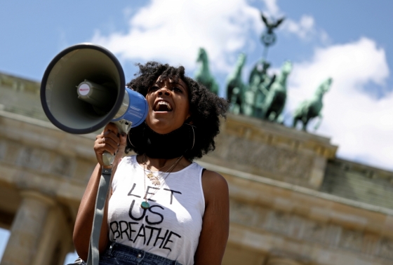 31일(현지시간) 독일 베를린에서 "우리가 숨쉬게 해달라"는 문구를 적은 티셔츠를 입고 시민이 항의하고 있다/사진=로이터