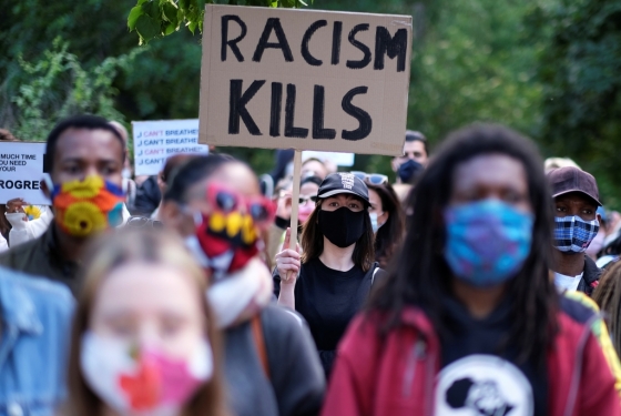 "인종차별은 살인"이라는 피켓을 들고 행진하는 시민들/사진=AFP