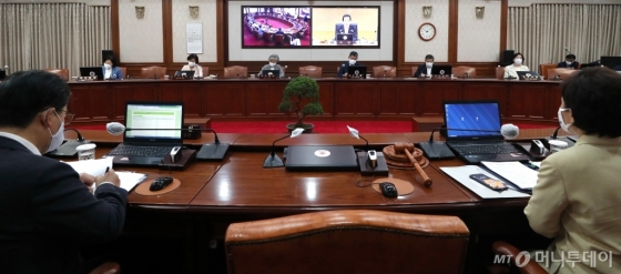 [사진]정세균 총리 발언 듣는 국무위원들