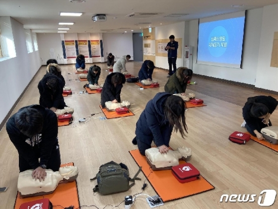 인천학생안전체험관에서 학생들이 심폐소생술 체험을 하는 모습. (교육부 제공) © 뉴스1