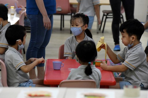 싱가포르 유치원생들이 2일 두달만에 등원했다./사진=AFP