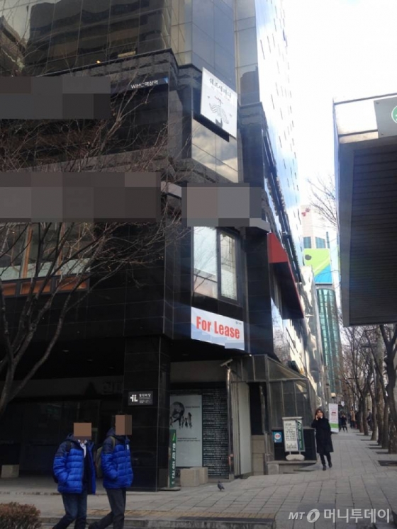 서울 지하철2호선 역삼역 인근 빌딩에 임대 광고가 붙어있다. /사진=이재윤 기자