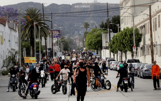 1일(현지시간) 미국 캘리포니아주 로스앤젤레스(LA) 할리우드에서 인종차별 항의 시위가 벌어지고 있다. /사진=AFP