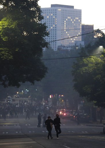 1일(현지시간) 미국 워싱턴주 시애틀시에서 시위대가 최루탄을 피해 달아나고 있다./사진=AFP