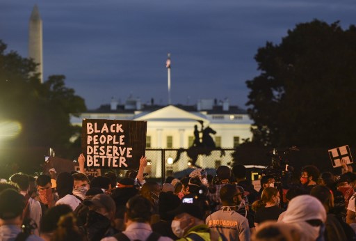 2일(현지시간) 미국 워싱턴DC 백악관 건너편에 있는 라파예트 공원에 시위대가 모여있다./사진=AFP