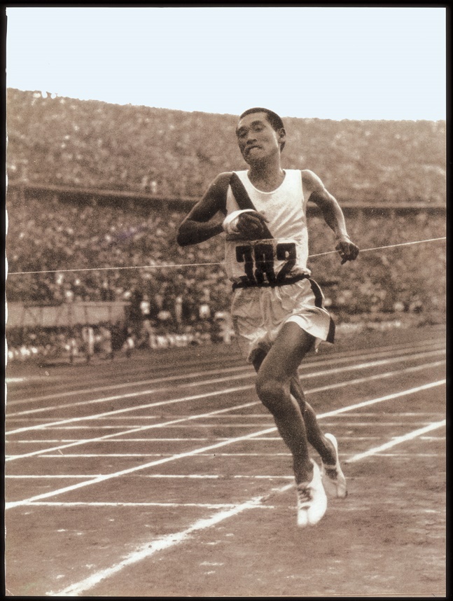 1936년 베를린 올림픽 마라톤 손기정 선수 우승 장면.  /사진=대한체육회