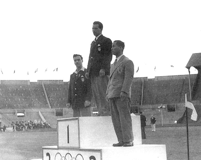 1948년 런던 올림픽에서 대한민국 최초 올림픽 메달을 획득한 김성집 선수(오른쪽). 역도에서 동메달을 땄다.  /사진=대한체육회 