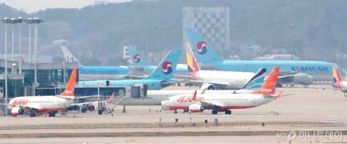 코로나 19 여파로 여객 운항이 급감한 가운데 2일 인천국제공항에 항공기들이 멈춰 서 있다. / 사진=이기범 기자 leekb@