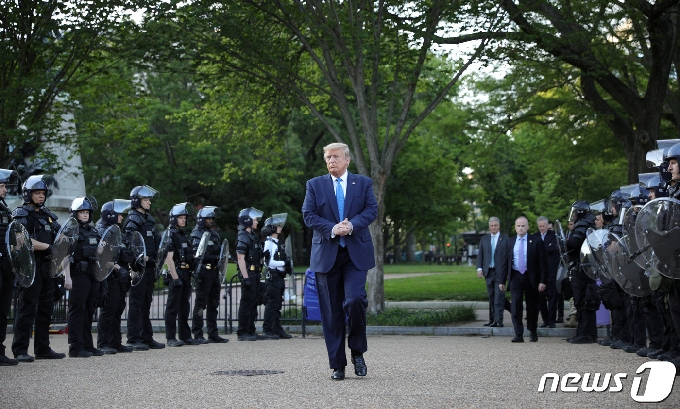 도널드 트럼프 미국 대통령이 경찰의 호위를 받으며 백악관을 나와 세인트존스 교회로 향하고 있다. © 로이터=뉴스1