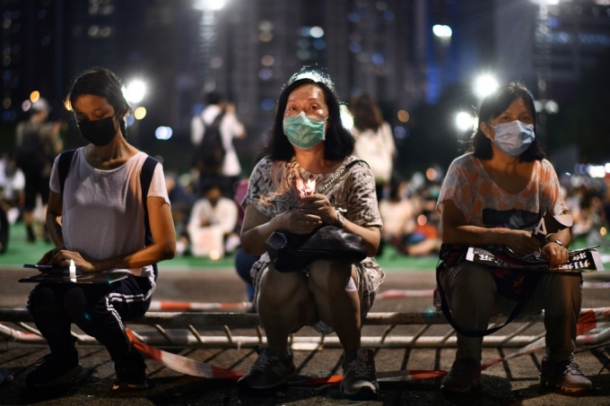 4일(현지시간) 홍콩 빅토리아공원에서 시민들이 촛불을 켜고 톈안먼 민주화 시위 31주년 추모 행사를 갖고 있다. /사진=AFP