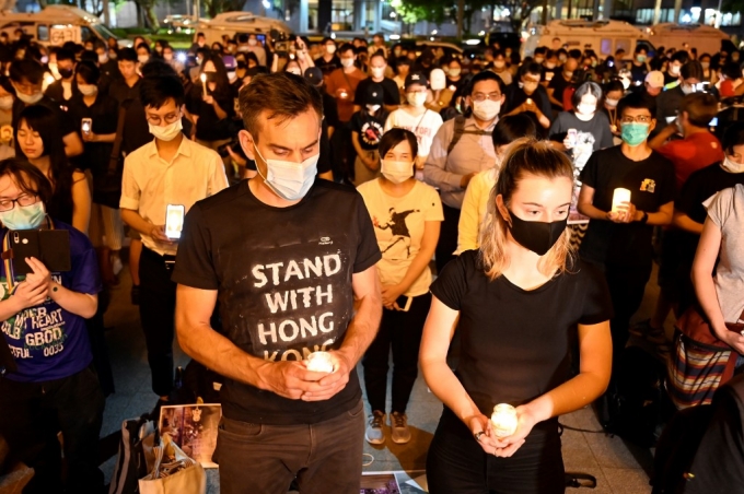 4일(현지시간) 대만 타이베이 자유광장에서 시민들이 톈안먼 민주화시위 31주년 추모집회를 갖고 있다. 한 참가자는 '홍콩과 함께한다'는 문구가 적힌 옷을 입었다. /사진=AFP