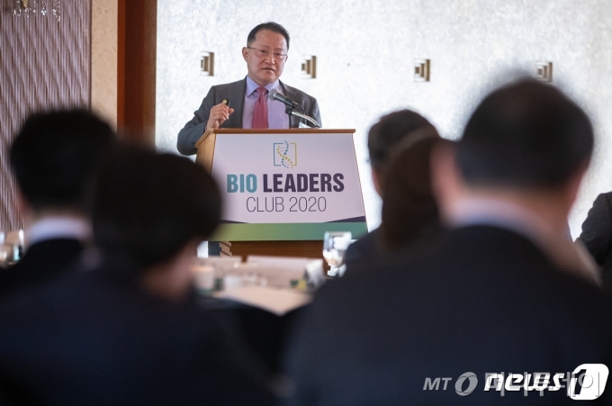 조셉 킴 이노비오 대표가 20일 오전 서울 중구 롯데호텔에서 열린 '바이오 리더스클럽 2020'에서 '신종 감염병 치료제 개발 전략'을 주제로 발표하고 있다. /사진제공=뉴스1
