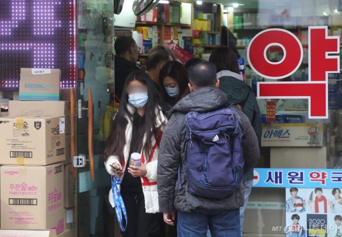 중국에서 시작된 신종 코로나바이러스 공포가 계속되고 있는 29일 오전 서울 중구 명동의 한 약국에 방역마스크를 사기 위한 관광객들이 줄을 서 있다. / 사진=강민석 인턴기자