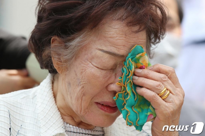 일본군 위안부 피해자 이용수 할머니가 6일 오전 대구 중구 서문로 희움 일본군 위안부 역사관에서 열린 '대구·경북 일본군 위안부 피해자 추모의 날' 행사에 참석해 세상 먼저 떠난 할머니들의 영정을 바라보다 흐르는 눈물을 손수건으로 닦고 있다. /사진=뉴스1