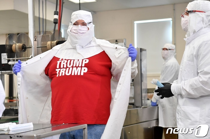 [사진] 입고 있던 트럼프 셔츠 보여주는 의료시설 종업원