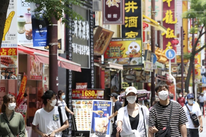 3일 일본 도쿄 인근 요코하마 차이나타운에서 신종 코로나바이러스 감염증(코로나19) 예방을 위해 마스크를 쓴 사람들이 걷고 있다/사진=[도쿄=AP/뉴시스]